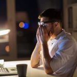 Tại sao rất mệt nhưng không ngủ được?